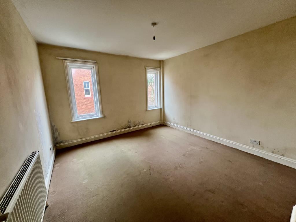 Lot: 102 - TWO-BEDROOM FLAT FOR REFURBISHMENT - General view of bedroom 1